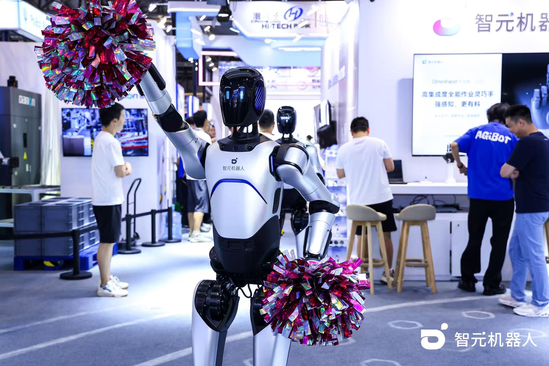 XKTY.COM星空机器人 WAIC 首日展台火爆，机器人家族集体打工忙不停